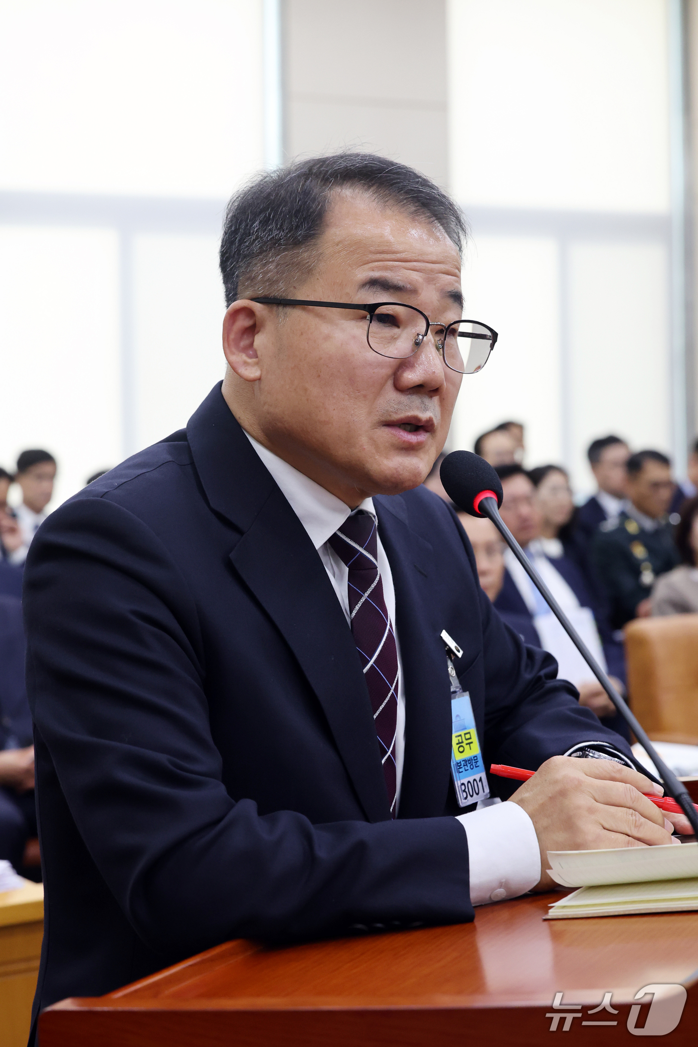(서울=뉴스1) 황기선 기자 = 신상균 글로벌국방연구포럼 위원이 26일 서울 여의도 국회 국방위원회에서 열린 국방부 등에 대한 국정감사 종합감사에서 증인으로 출석, 의원 질의에 답 …
