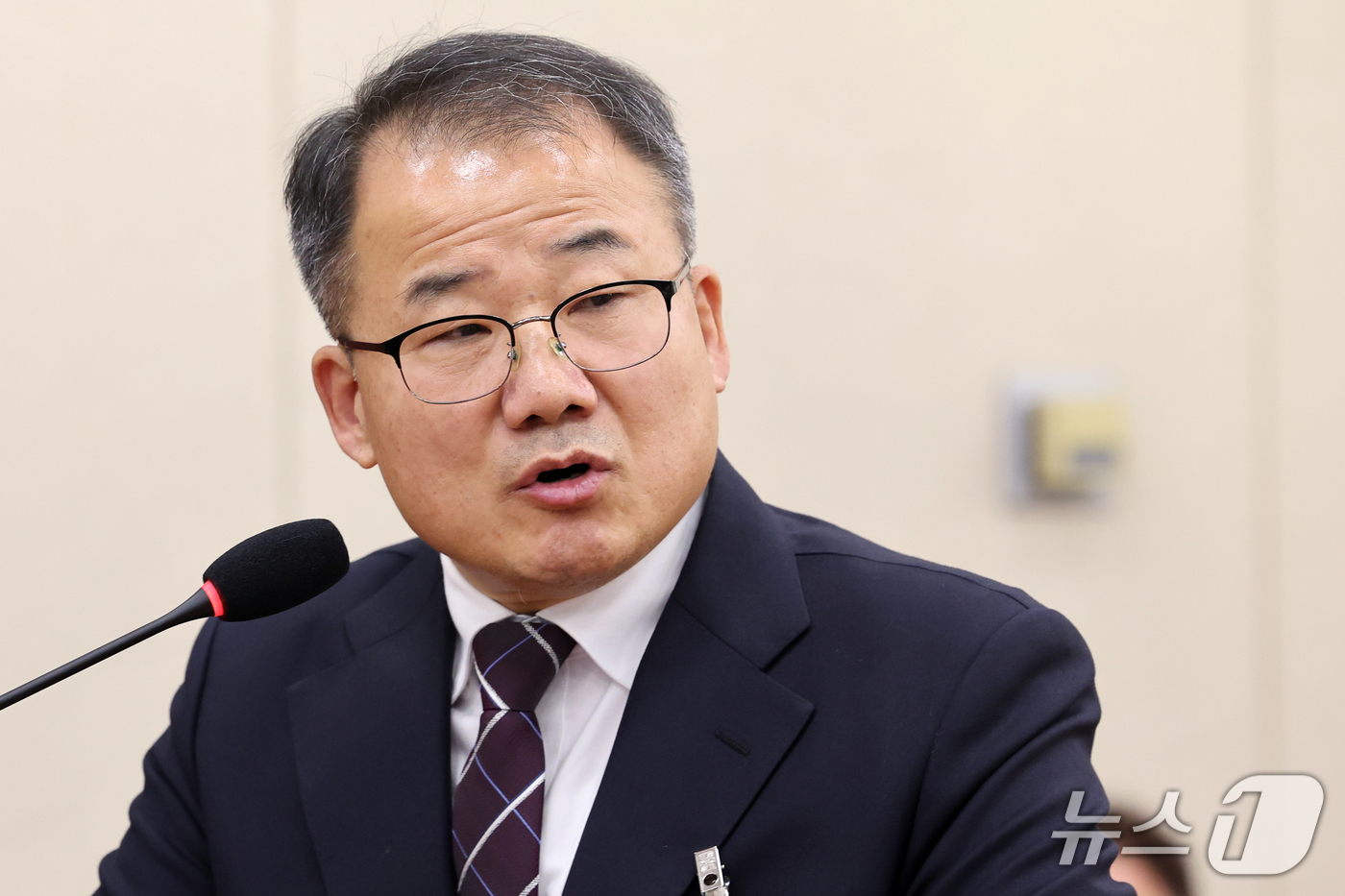 (서울=뉴스1) 황기선 기자 = 신상균 글로벌국방연구포럼 위원이 26일 서울 여의도 국회 국방위원회에서 열린 국방부 등에 대한 국정감사 종합감사에서 증인으로 출석, 의원 질의에 답 …