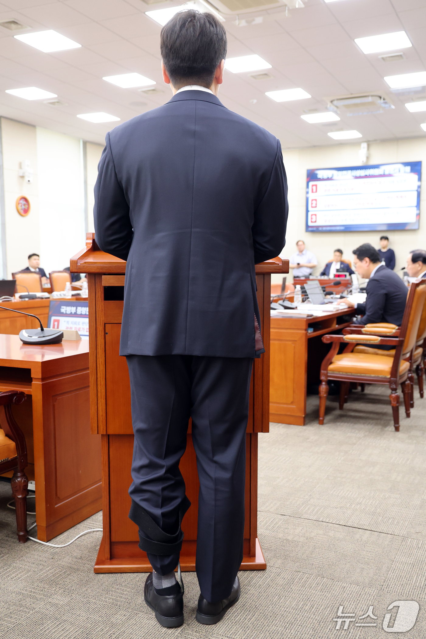 (서울=뉴스1) 황기선 기자 = 이주은 퍼플하트 사무국장이 26일 서울 여의도 국회 국방위원회에서 열린 국방부 등에 대한 국정감사 종합감사에서 증인으로 출석, 발언대에 자리하고 있 …