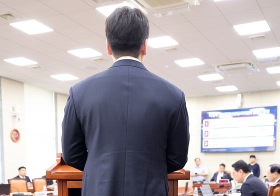 [국감] 지뢰 사고로 발목 잃은 예비역 장교, 국감장 출석