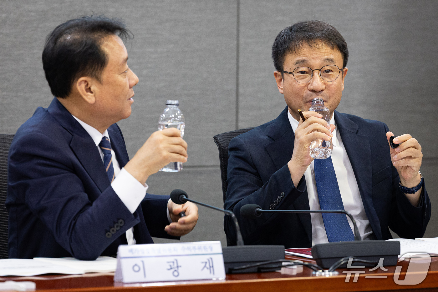 (서울=뉴스1) 유승관 기자 = 더불어민주당 한병도 원내대표와 이광재 메가성장특별위원회 수석부위원장이 26일 서울 여의도 국회 의원회관에서 열린 메가성장특별위원회-정부 '메가성장 …