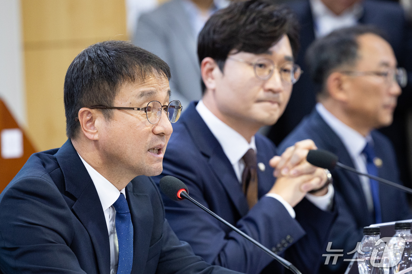 (서울=뉴스1) 유승관 기자 = 한병도 더불어민주당 원내대표가 26일 서울 여의도 국회 의원회관에서 열린 메가성장특별위원회-정부 '메가성장 전략 간담회'에서 인사말을 하고 있다. …