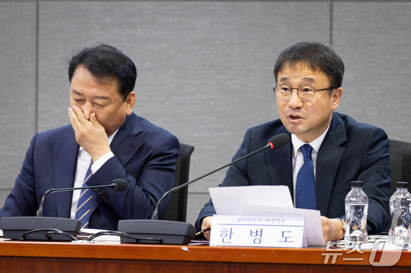 (서울=뉴스1) 유승관 기자 = 한병도 더불어민주당 원내대표가 26일 서울 여의도 국회 의원회관에서 열린 메가성장특별위원회-정부 '메가성장 전략 간담회'에서 인사말을 하고 있다. …