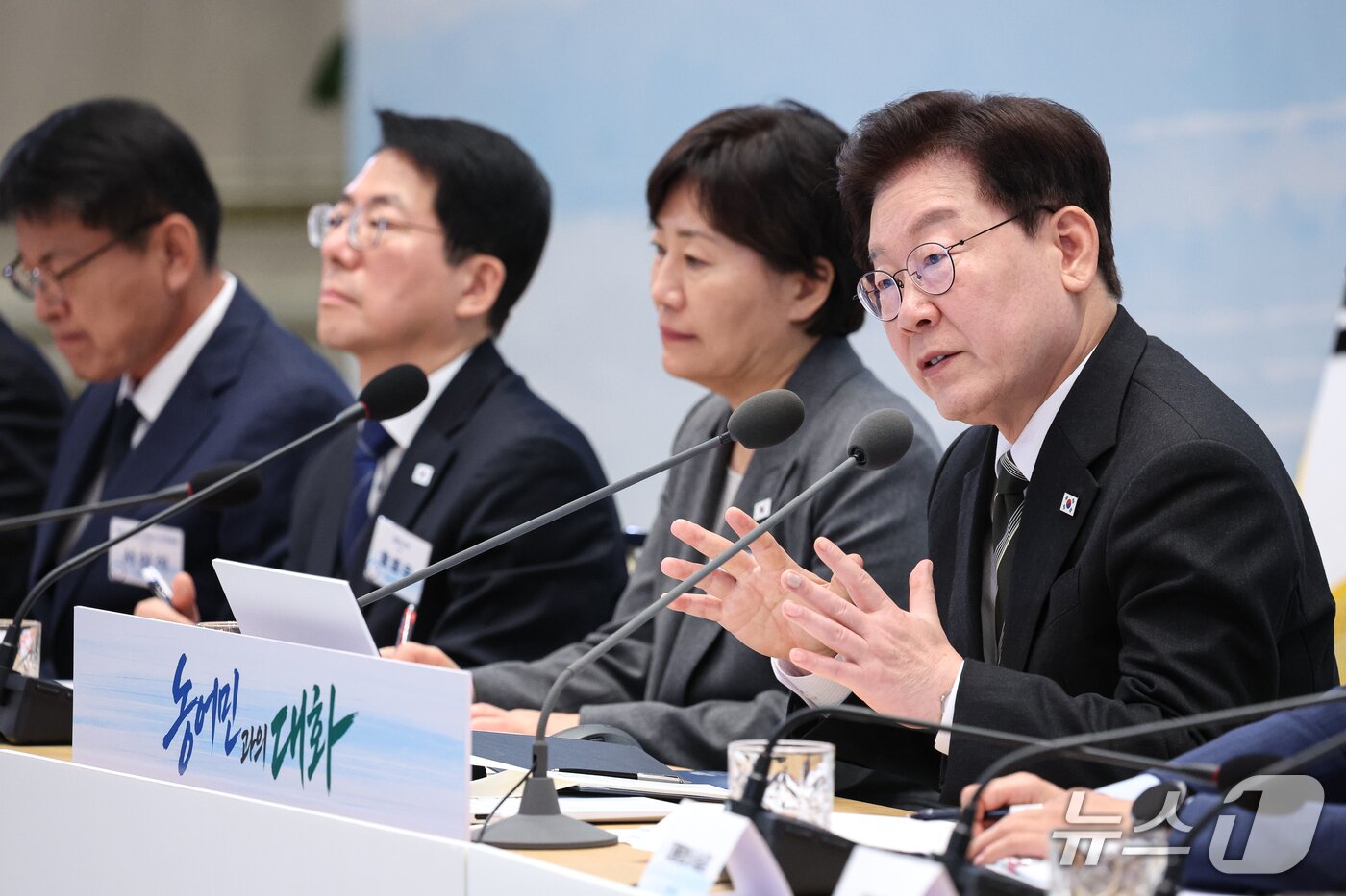 본문 이미지 - 이재명 대통령이 26일 청와대 영빈관에서 열린 농어촌 간담회에서 발언하고 있다. 2026.10.26 ⓒ 뉴스1 허경 기자