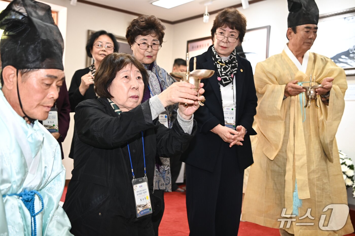 본문 이미지 - 26일 구미 생가서 열린 박정희 47주기 추도식에 참여하기 위해 독일에서 입국한 파독 간호사들이 박 전 대통령 내외 영전에 술잔을 올리고 있다. (구미시 제공. 재판매 및 DB 금지) ⓒ 뉴스1 정우용 기자