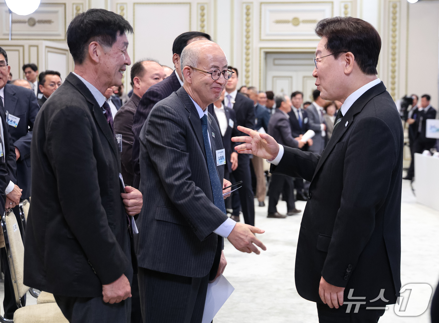 (서울=뉴스1) 허경 기자 = 이재명 대통령이 26일 청와대 영빈관에서 열린 농어촌 간담회를 마친 후 참석자들과 인사를 나누고 있다. 2026.10.26/뉴스1