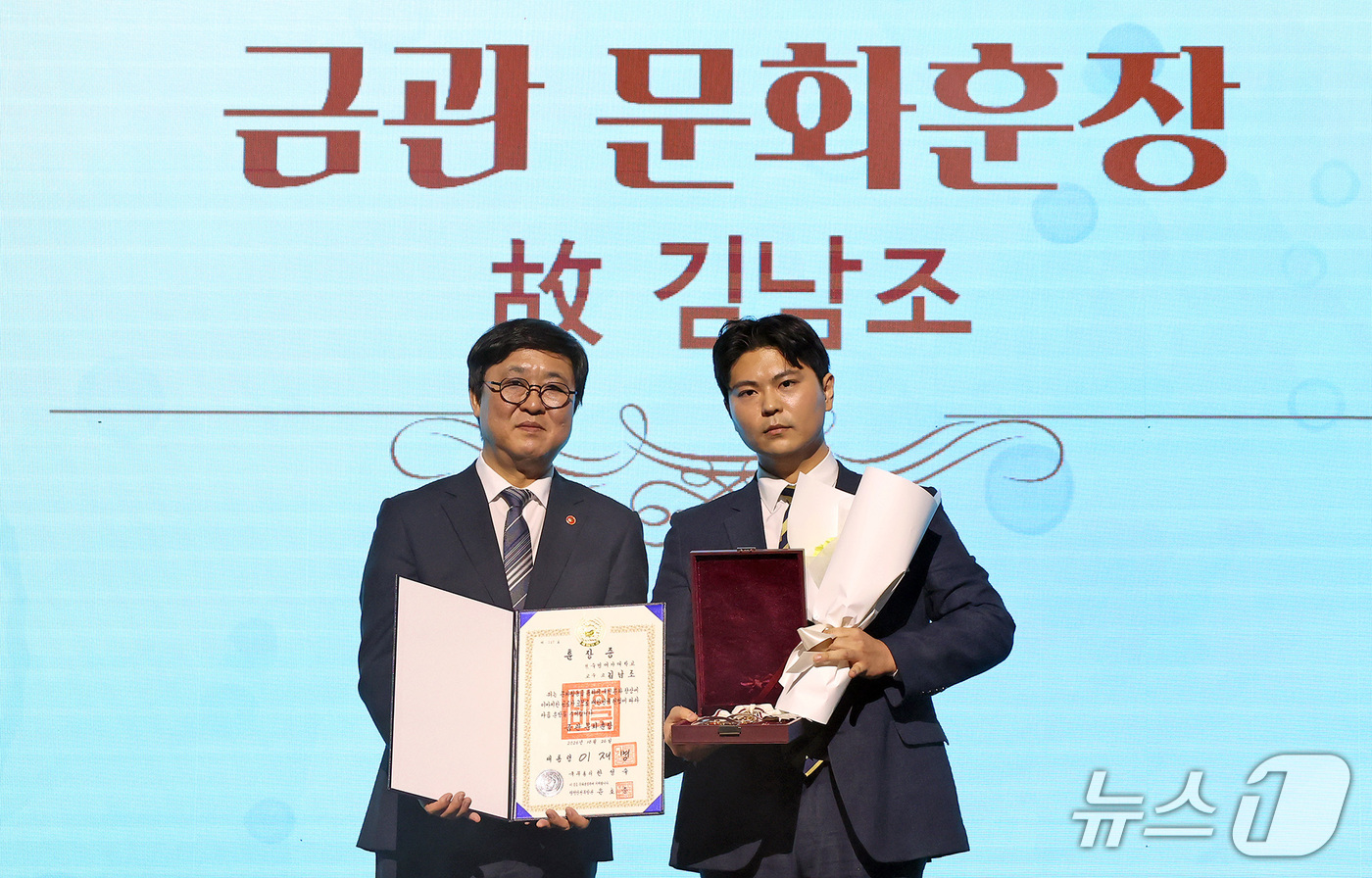 (서울=뉴스1) 김성진 기자 = 최휘영 문화체육관광부 장관이 26일 서대문구 모두예술극장에서 열린 '2026 문화예술 유공 시상식'에서 故 김남조 시인 유가족에게 금관 문화훈장을 …