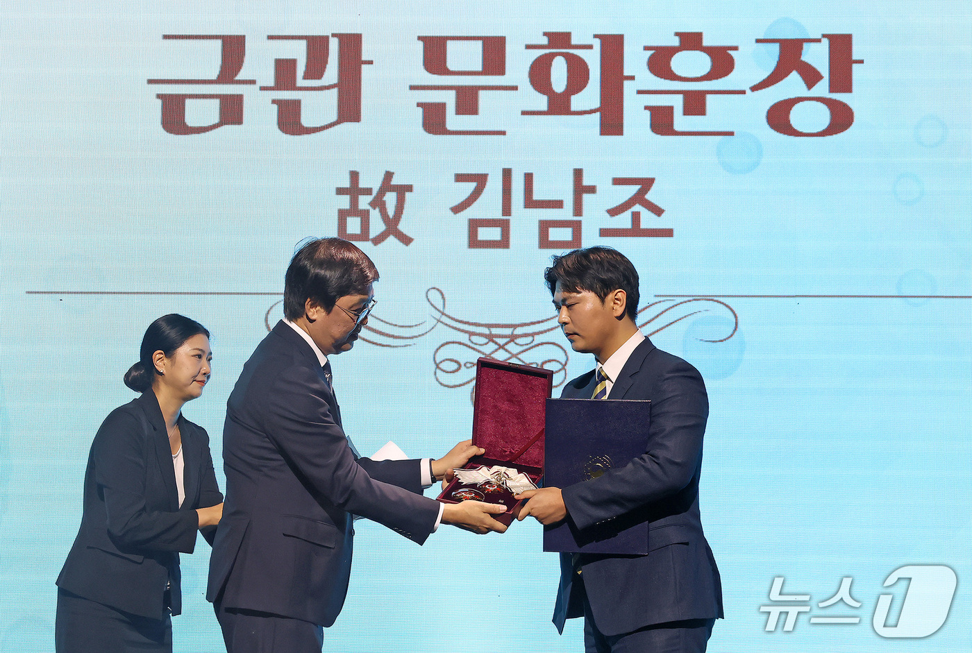 (서울=뉴스1) 김성진 기자 = 최휘영 문화체육관광부 장관이 26일 서대문구 모두예술극장에서 열린 '2026 문화예술 유공 시상식'에서 故 김남조 시인 유가족에게 금관 문화훈장을 …