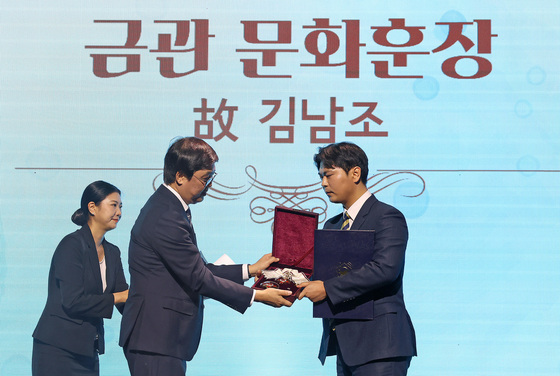 故 김남조 시인 유가족에게 금관 문화훈장 전달하는 최휘영 장관