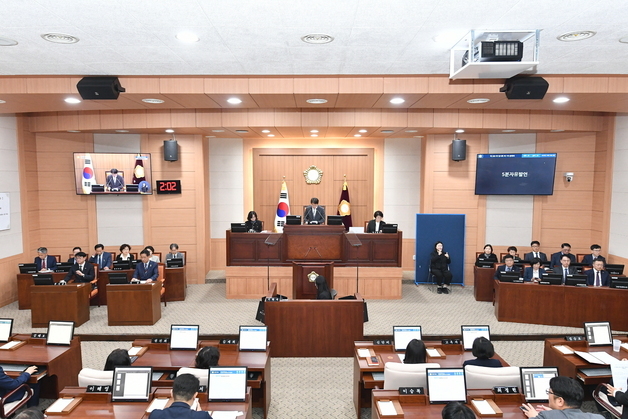 "큰 약속, 작은 시정"…김해시의회, 임시회서 집행부 집중 성토