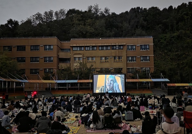 용인 갈곡초 '별빛 영화제'…학생·학부모·교직원을 하나로 묶다