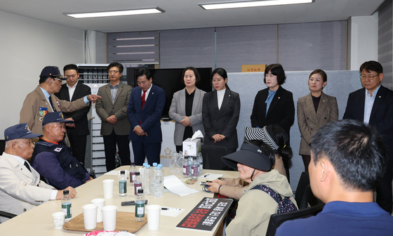 대전 대덕구민 100여명, '파행' 구의회 항의 방문…1명 쓰러져(종합)