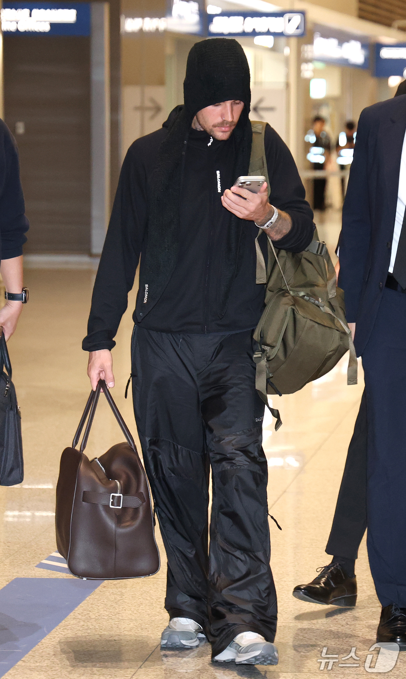 (인천공항=뉴스1) 권현진 기자 = 팝스타 저스틴 비버가 자신의 패션 브랜드 '스카이라크'(SKYLRK) 성수동 팝업 스토어 홍보 일정을 마치고 26일 인천국제공항을 통해 미국 L …