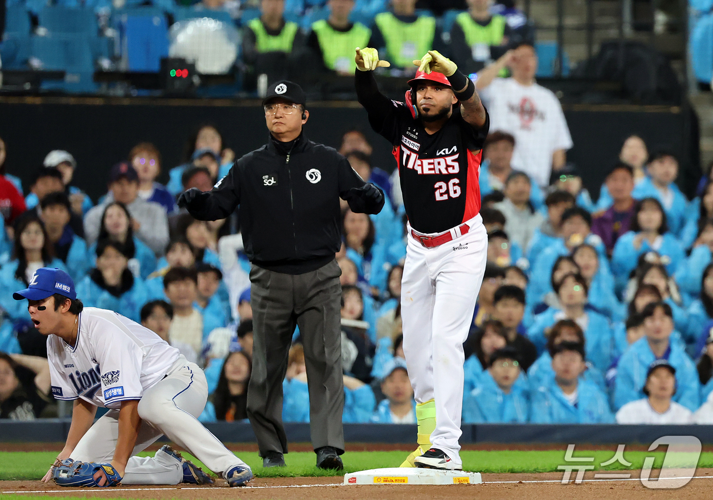(대구=뉴스1) 김진환 기자 = 26일 오후 대구 삼성라이온즈파크에서 열린 프로야구 2026 신한 SOL KBO 포스트시즌 플레이오프 1차전 KIA 타이거즈와 삼성 라이온즈의 경기 …