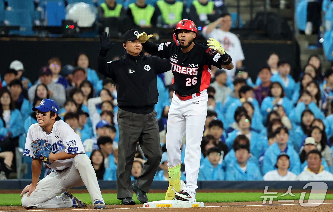 (대구=뉴스1) 김진환 기자 = 26일 오후 대구 삼성라이온즈파크에서 열린 프로야구 2026 신한 SOL KBO 포스트시즌 플레이오프 1차전 KIA 타이거즈와 삼성 라이온즈의 경기 …