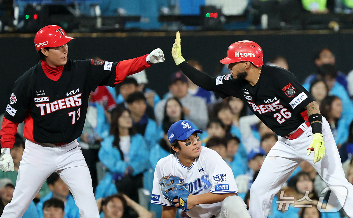 (대구=뉴스1) 김진환 기자 = 26일 오후 대구 삼성라이온즈파크에서 열린 프로야구 2026 신한 SOL KBO 포스트시즌 플레이오프 1차전 KIA 타이거즈와 삼성 라이온즈의 경기 …