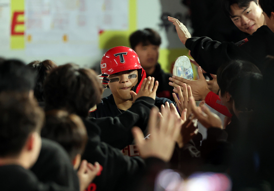 동료들의 축하 받는 김도영