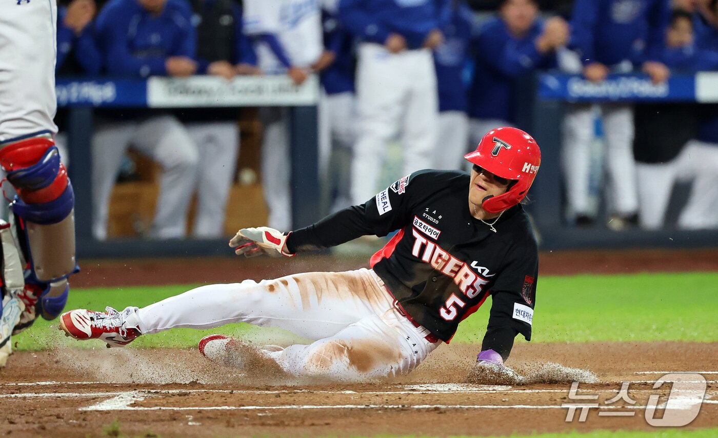 본문 이미지 - 26일 오후 대구 삼성라이온즈파크에서 열린 프로야구 2026 신한 SOL KBO 포스트시즌 플레이오프 1차전 KIA 타이거즈와 삼성 라이온즈의 경기, KIA 김도영이 1회초 2사 2루 상황에서 카스트로의 적시타 때 득점에 성공하고 있다. 2026.10.26 ⓒ 뉴스1 김진환 기자