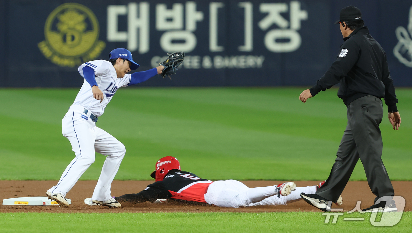 (대구=뉴스1) 공정식 기자 = 26일 오후 대구 삼성라이온즈파크에서 열린 프로야구 2026 신한 SOL KBO 포스트시즌 플레이오프 1차전 KIA 타이거즈와 삼성 라이온즈의 경기 …