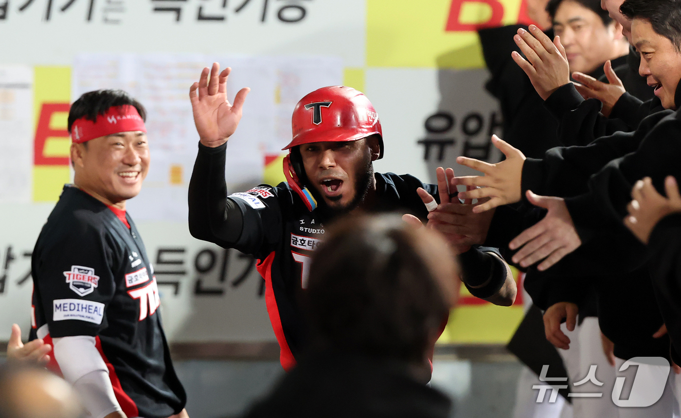 (대구=뉴스1) 김진환 기자 = 26일 오후 대구 삼성라이온즈파크에서 열린 프로야구 2026 신한 SOL KBO 포스트시즌 플레이오프 1차전 KIA 타이거즈와 삼성 라이온즈의 경기 …