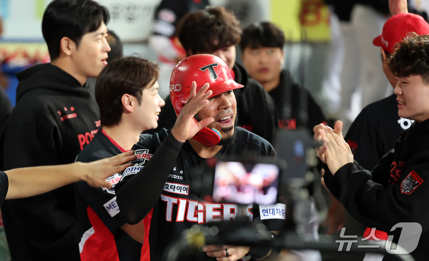 (대구=뉴스1) 김진환 기자 = 26일 오후 대구 삼성라이온즈파크에서 열린 프로야구 2026 신한 SOL KBO 포스트시즌 플레이오프 1차전 KIA 타이거즈와 삼성 라이온즈의 경기 …