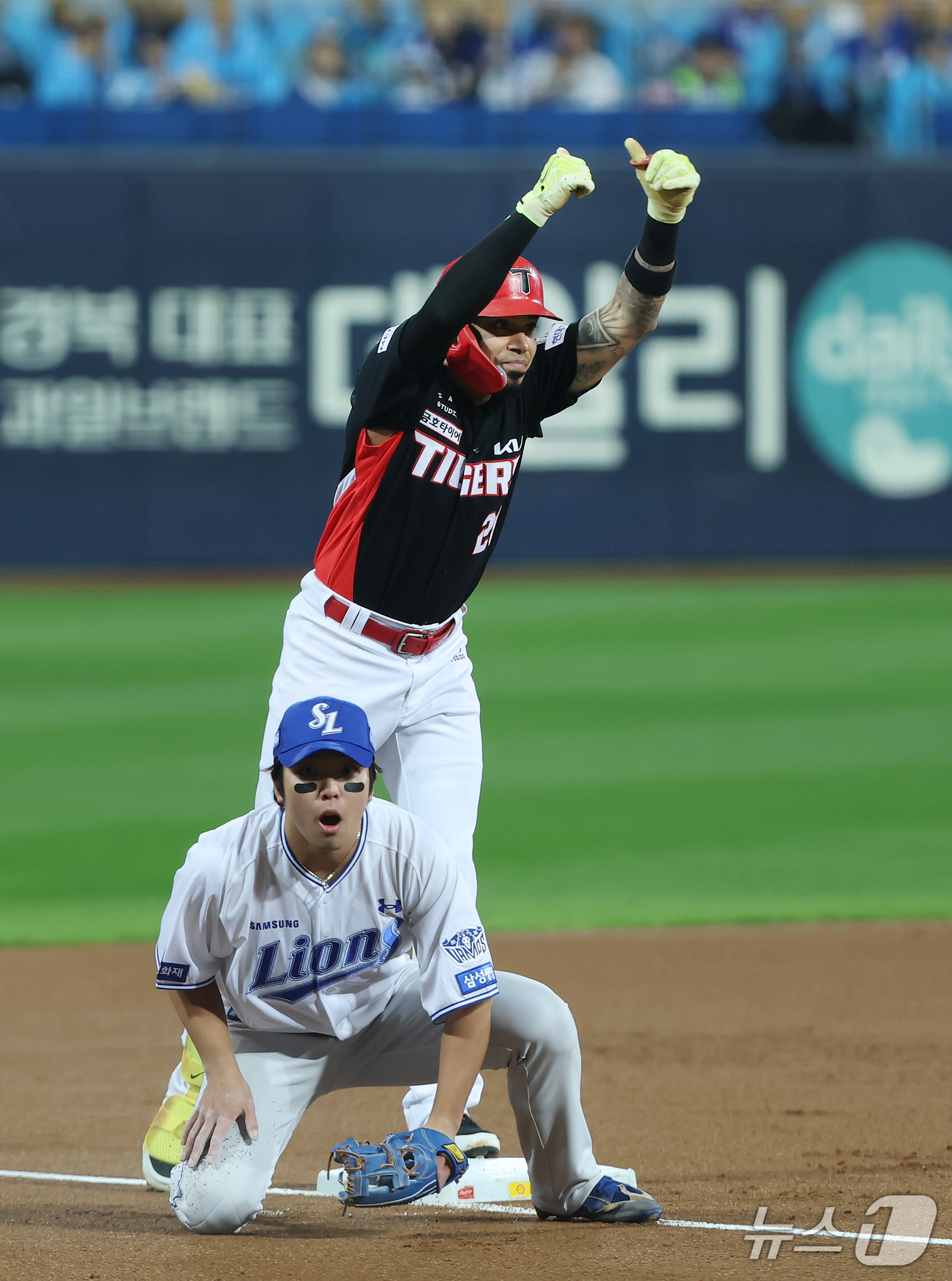 (대구=뉴스1) 공정식 기자 = 26일 오후 대구 삼성라이온즈파크에서 열린 프로야구 2026 신한 SOL KBO 포스트시즌 플레이오프 1차전 KIA 타이거즈와 삼성 라이온즈의 경기 …