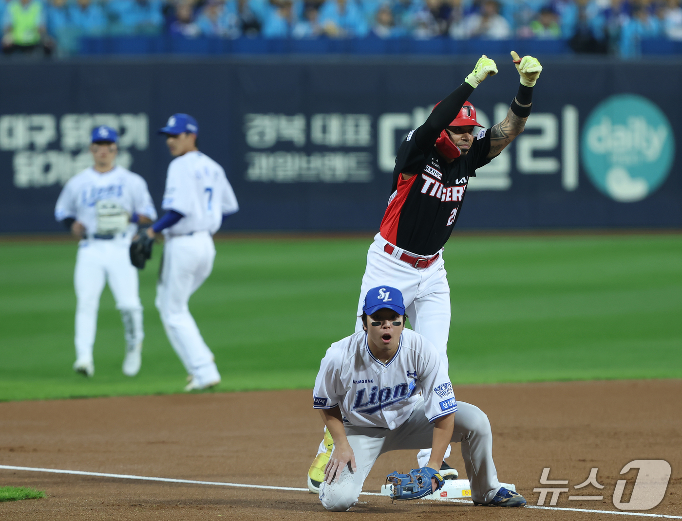 (대구=뉴스1) 공정식 기자 = 26일 오후 대구 삼성라이온즈파크에서 열린 프로야구 2026 신한 SOL KBO 포스트시즌 플레이오프 1차전 KIA 타이거즈와 삼성 라이온즈의 경기 …