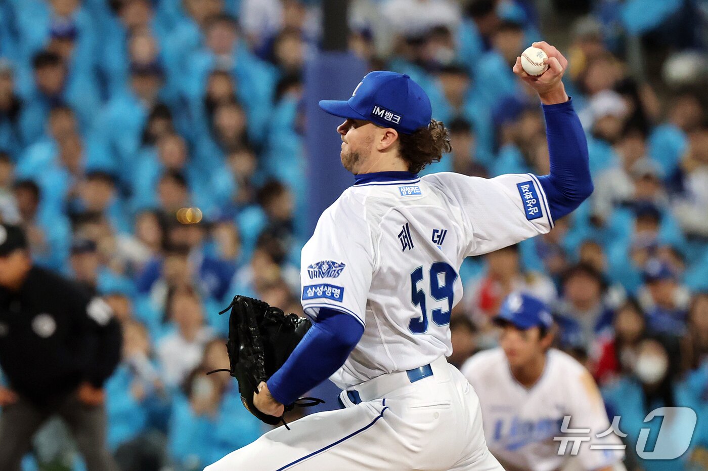 본문 이미지 - 26일 오후 대구 삼성라이온즈파크에서 열린 프로야구 2026 신한 SOL KBO 포스트시즌 플레이오프 1차전 KIA 타이거즈와 삼성 라이온즈의 경기, 삼성 선발 페덱이 2회초 등판해 힘차게 공을 던지고 있다. 2026.10.26 ⓒ 뉴스1 김진환 기자