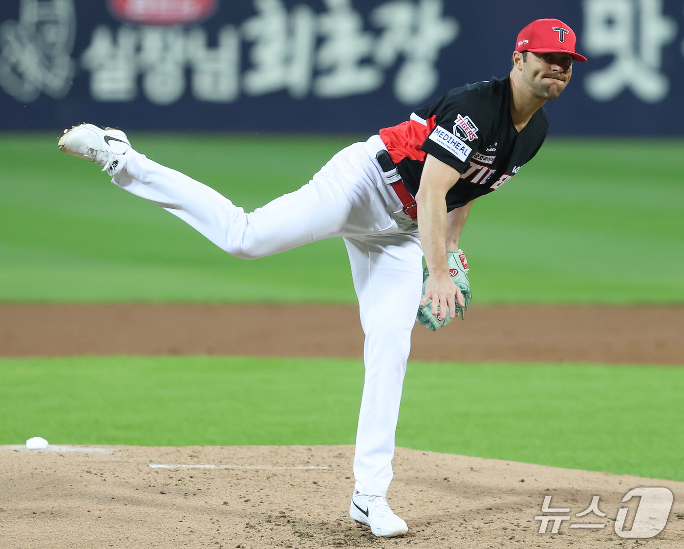 (대구=뉴스1) 공정식 기자 = 26일 오후 대구 삼성라이온즈파크에서 열린 프로야구 2026 신한 SOL KBO 포스트시즌 플레이오프 1차전 KIA 타이거즈와 삼성 라이온즈의 경기 …