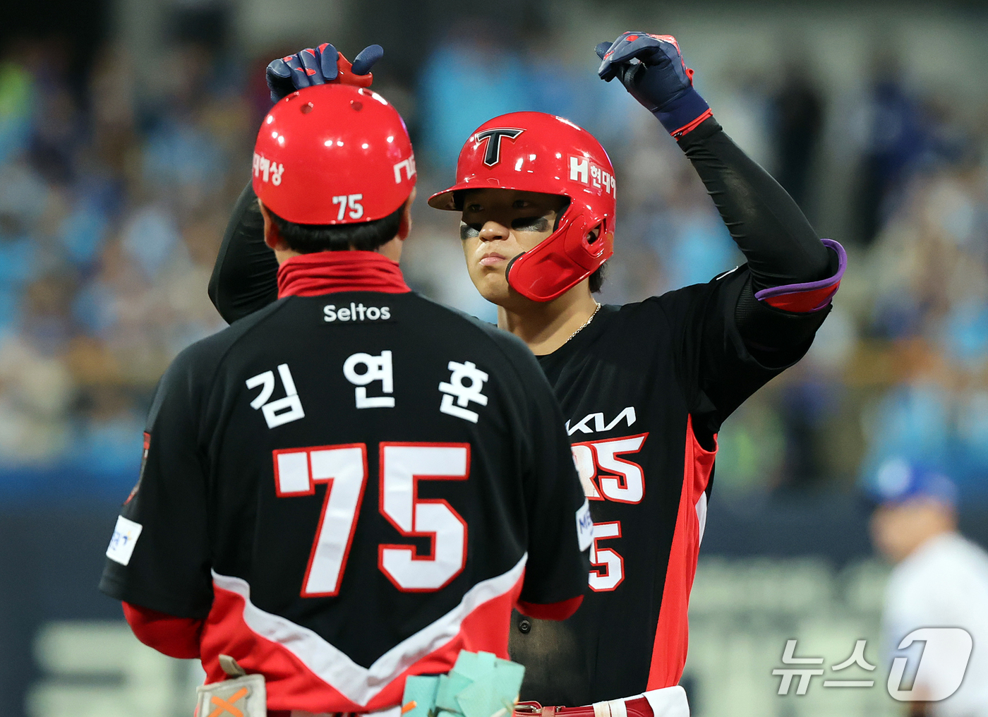 (대구=뉴스1) 김진환 기자 = 26일 오후 대구 삼성라이온즈파크에서 열린 프로야구 2026 신한 SOL KBO 포스트시즌 플레이오프 1차전 KIA 타이거즈와 삼성 라이온즈의 경기 …