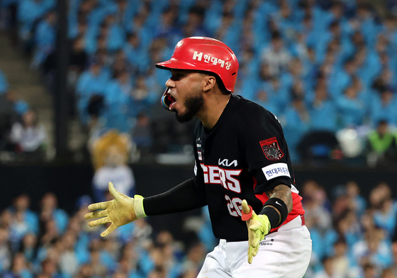 KIA 카스트로, 삼성 페덱 상대 2점홈런 작렬…4-0 리드[PO1]