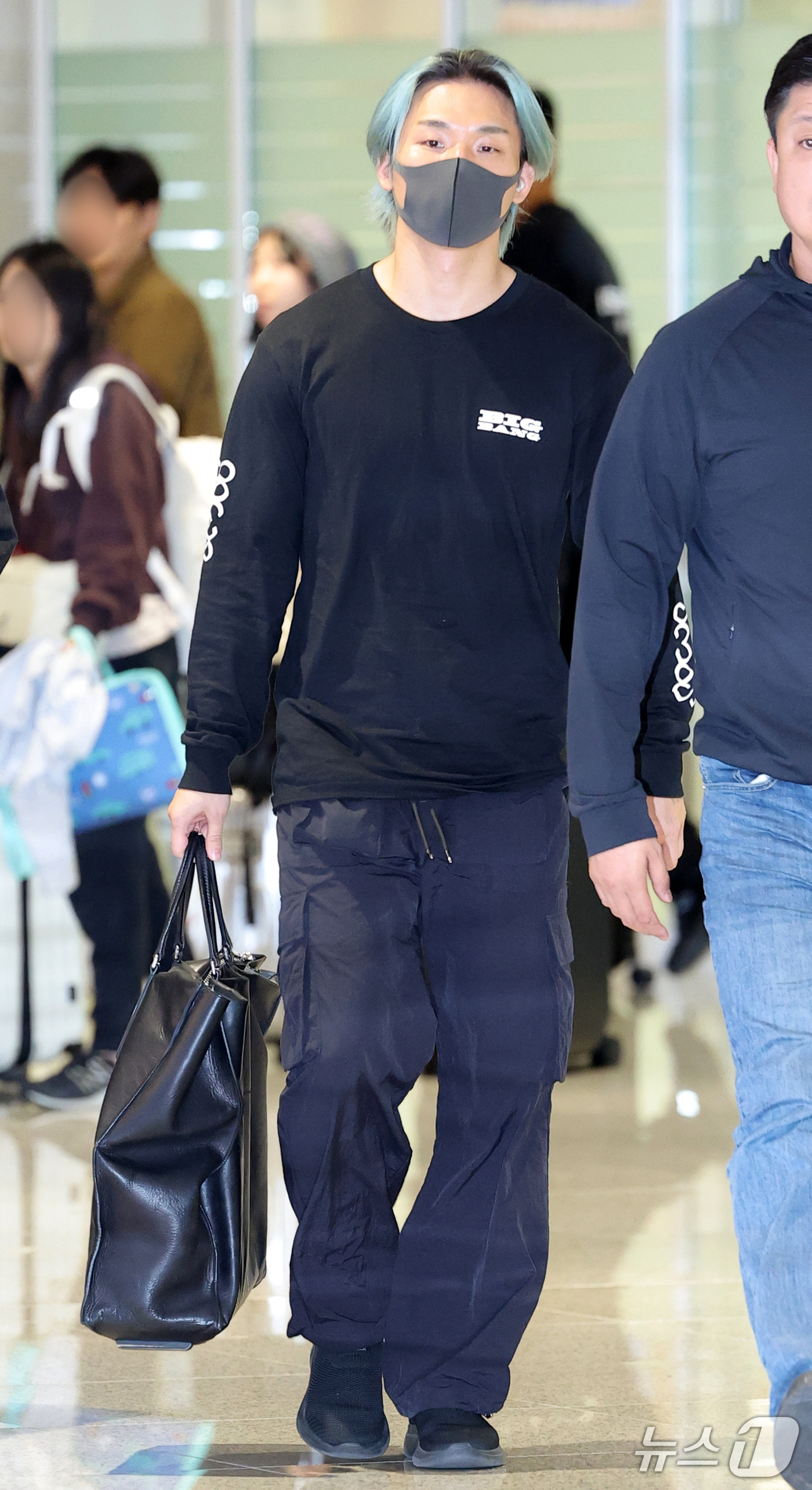 (인천공항=뉴스1) 권현진 기자 = 빅뱅 대성이 베트남 하노이 일정을 마치고  26일 인천국제공항을 통해 입국하고 있다. 2026.10.26/뉴스1
