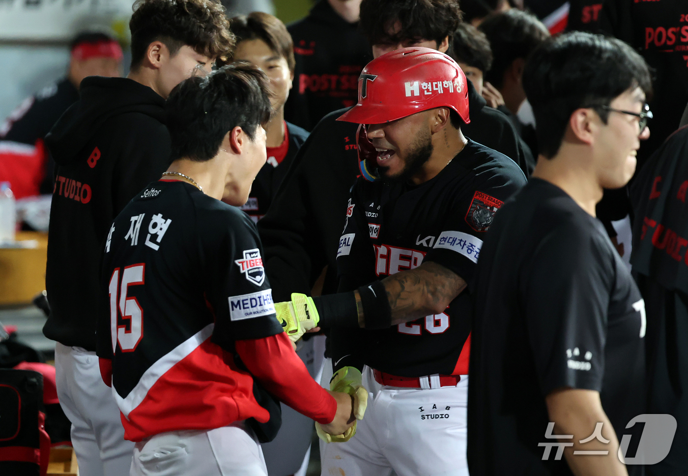 (대구=뉴스1) 김진환 기자 = 26일 오후 대구 삼성라이온즈파크에서 열린 프로야구 2026 신한 SOL KBO 포스트시즌 플레이오프 1차전 KIA 타이거즈와 삼성 라이온즈의 경기 …