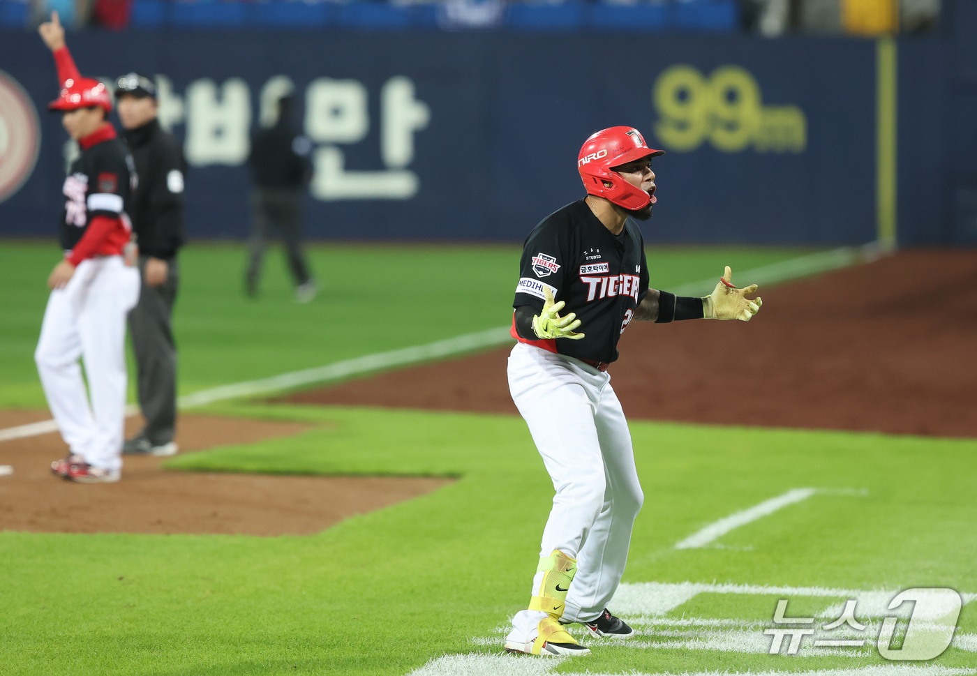 (대구=뉴스1) 공정식 기자 = 26일 오후 대구 삼성라이온즈파크에서 열린 프로야구 2026 신한 SOL KBO 포스트시즌 플레이오프 1차전 KIA 타이거즈와 삼성 라이온즈의 경기 …