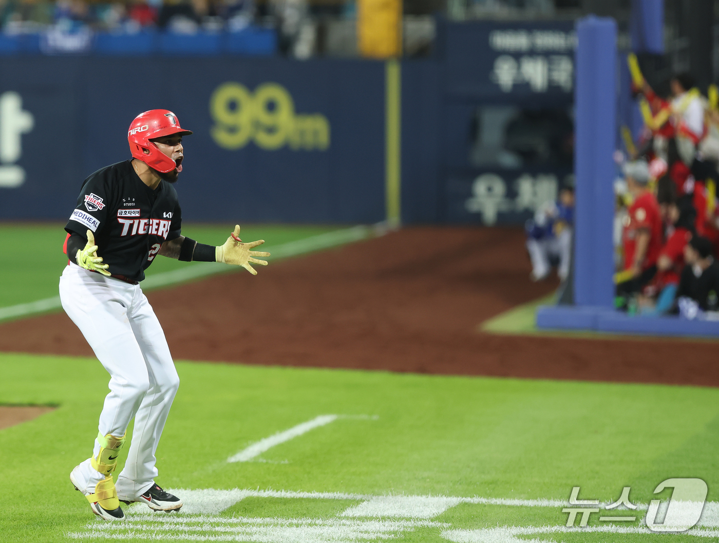(대구=뉴스1) 공정식 기자 = 26일 오후 대구 삼성라이온즈파크에서 열린 프로야구 2026 신한 SOL KBO 포스트시즌 플레이오프 1차전 KIA 타이거즈와 삼성 라이온즈의 경기 …