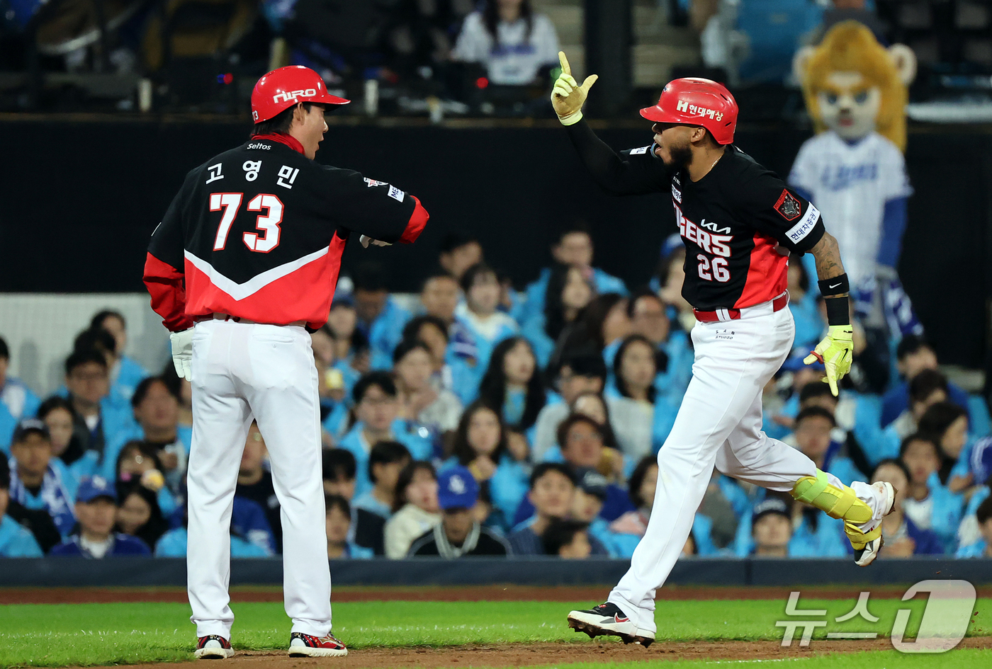 (대구=뉴스1) 김진환 기자 = 26일 오후 대구 삼성라이온즈파크에서 열린 프로야구 2026 신한 SOL KBO 포스트시즌 플레이오프 1차전 KIA 타이거즈와 삼성 라이온즈의 경기 …