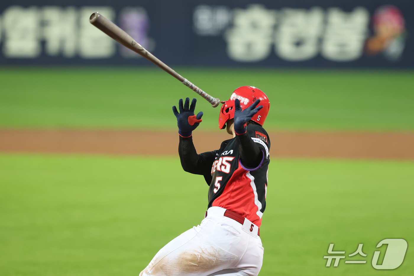 (대구=뉴스1) 공정식 기자 = 26일 오후 대구 삼성라이온즈파크에서 열린 프로야구 2026 신한 SOL KBO 포스트시즌 플레이오프 1차전 KIA 타이거즈와 삼성 라이온즈의 경기 …