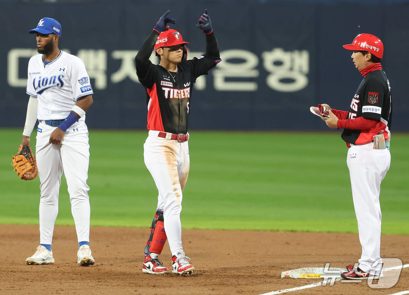 (대구=뉴스1) 공정식 기자 = 26일 오후 대구 삼성라이온즈파크에서 열린 프로야구 2026 신한 SOL KBO 포스트시즌 플레이오프 1차전 KIA 타이거즈와 삼성 라이온즈의 경기 …