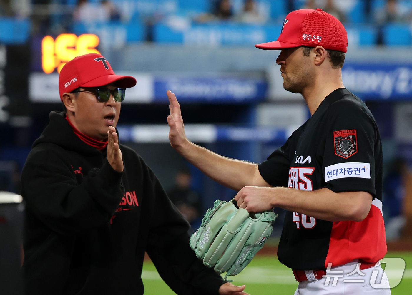 (대구=뉴스1) 김진환 기자 = 26일 오후 대구 삼성라이온즈파크에서 열린 프로야구 2026 신한 SOL KBO 포스트시즌 플레이오프 1차전 KIA 타이거즈와 삼성 라이온즈의 경기 …