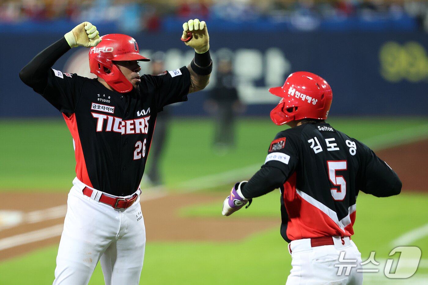 본문 이미지 - 26일 오후 대구 삼성라이온즈파크에서 열린 프로야구 2026 신한 SOL KBO 포스트시즌 플레이오프 1차전 KIA 타이거즈와 삼성 라이온즈의 경기, KIA 카스트로가 3회초 2사 1루 상황 투런 홈런을 친 후 김도영과 기쁨을 나누고 있다. 2026.10.26 ⓒ 뉴스1 공정식 기자
