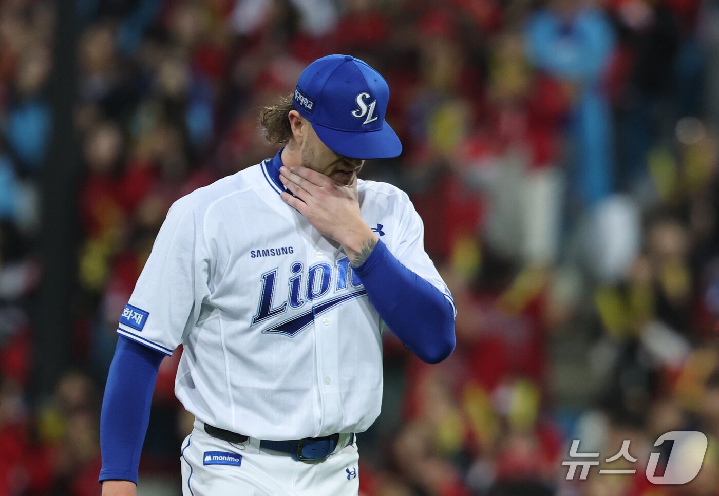 본문 이미지 - 26일 오후 대구 삼성라이온즈파크에서 열린 프로야구 2026 신한 SOL KBO 포스트시즌 플레이오프 1차전 KIA 타이거즈와 삼성 라이온즈의 경기, 5회초 삼성 선발투수 페덱이 강판되고 있다. 2026.10.26 ⓒ 뉴스1 박지혜 기자