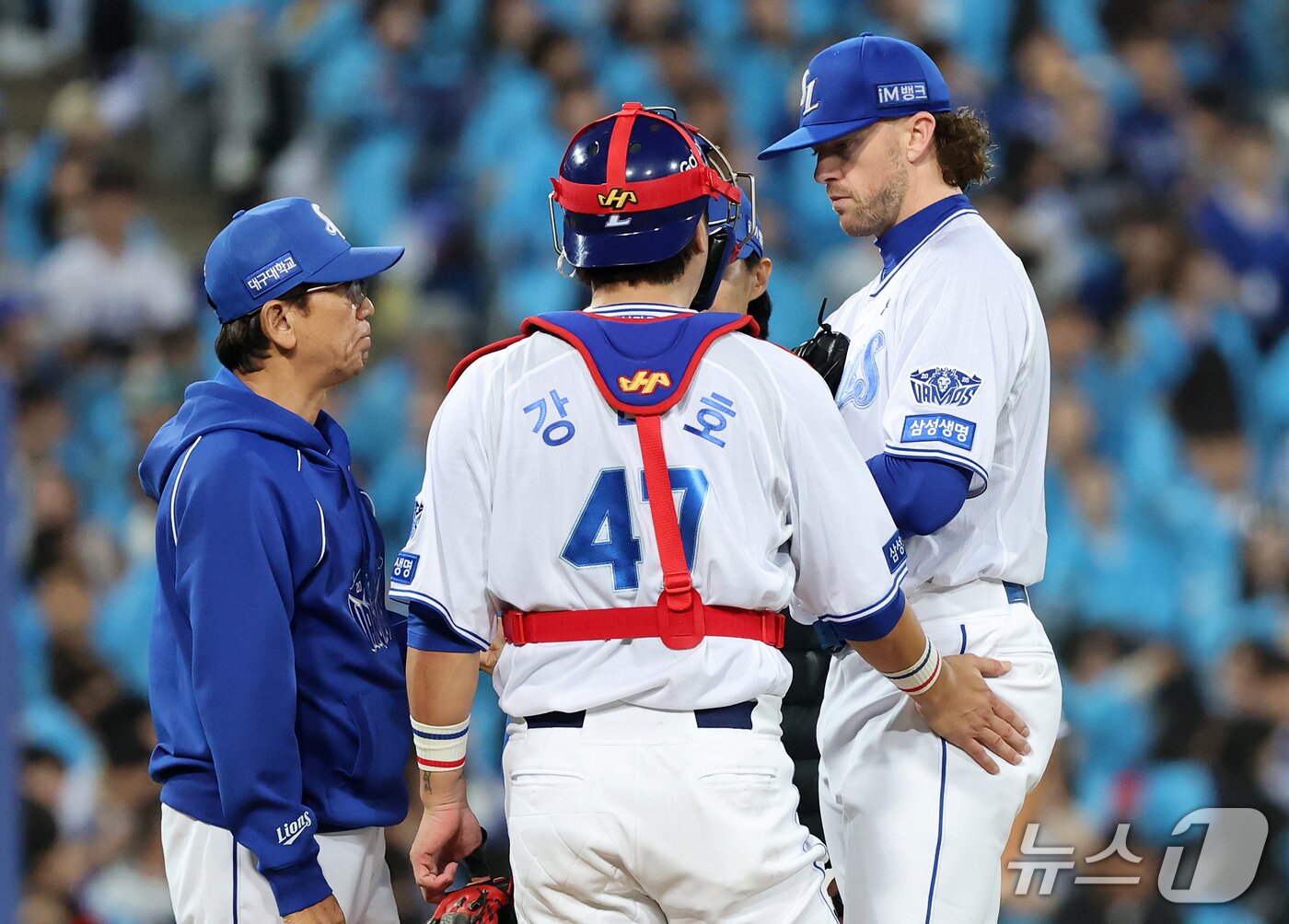 본문 이미지 - 26일 오후 대구 삼성라이온즈파크에서 열린 프로야구 2026 신한 SOL KBO 포스트시즌 플레이오프 1차전 KIA 타이거즈와 삼성 라이온즈의 경기, 삼성 선발 페덱이 5회초 2사 상황에서 강판되고 있다. 2026.10.26 ⓒ 뉴스1 김진환 기자