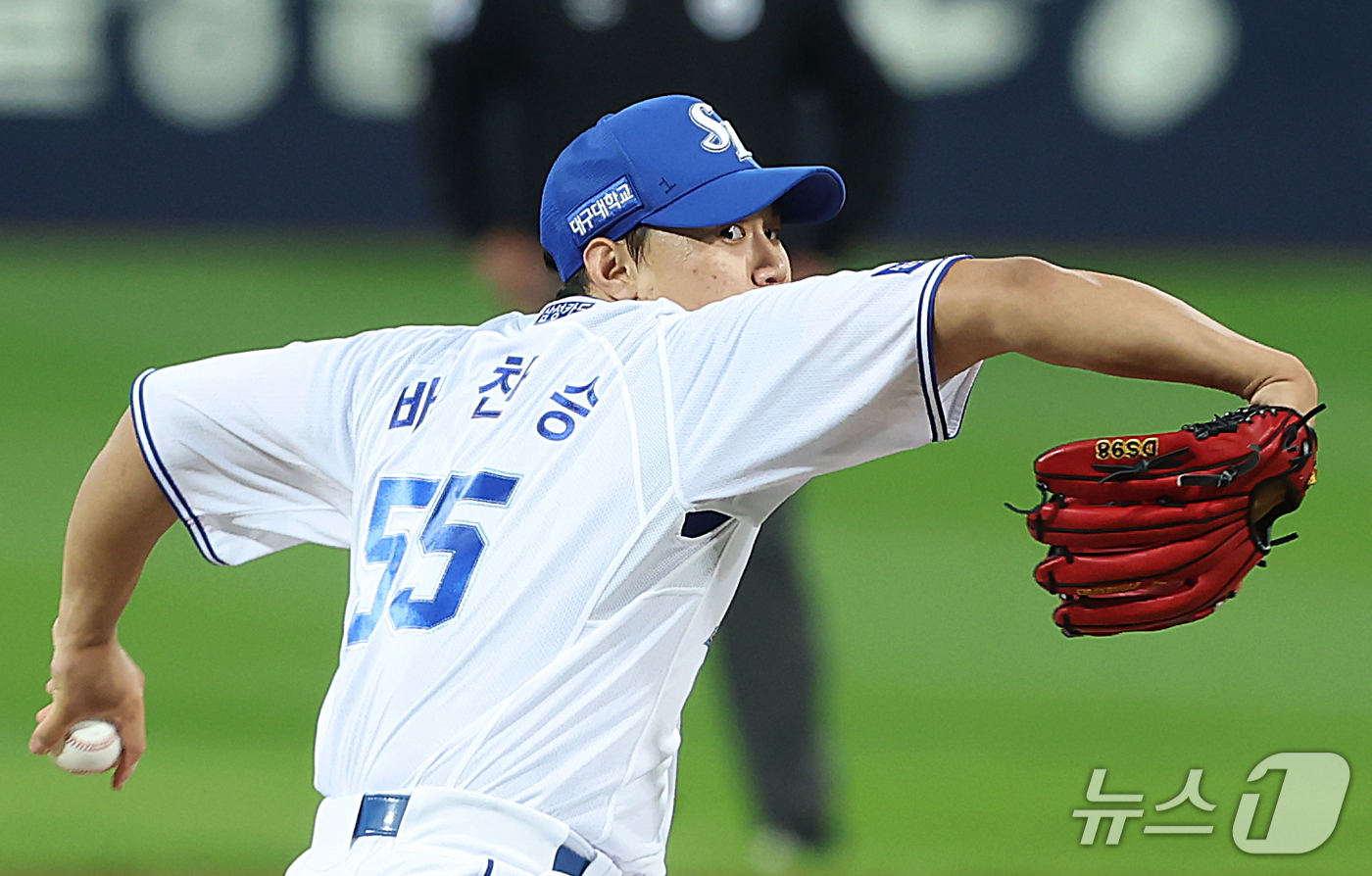 (대구=뉴스1) 공정식 기자 = 26일 오후 대구 삼성라이온즈파크에서 열린 프로야구 2026 신한 SOL KBO 포스트시즌 플레이오프 1차전 KIA 타이거즈와 삼성 라이온즈의 경기 …