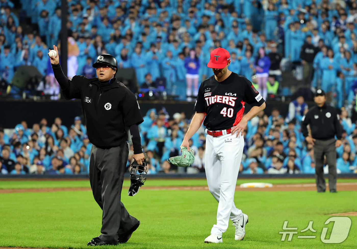 (대구=뉴스1) 김진환 기자 = 26일 오후 대구 삼성라이온즈파크에서 열린 프로야구 2026 신한 SOL KBO 포스트시즌 플레이오프 1차전 KIA 타이거즈와 삼성 라이온즈의 경기 …