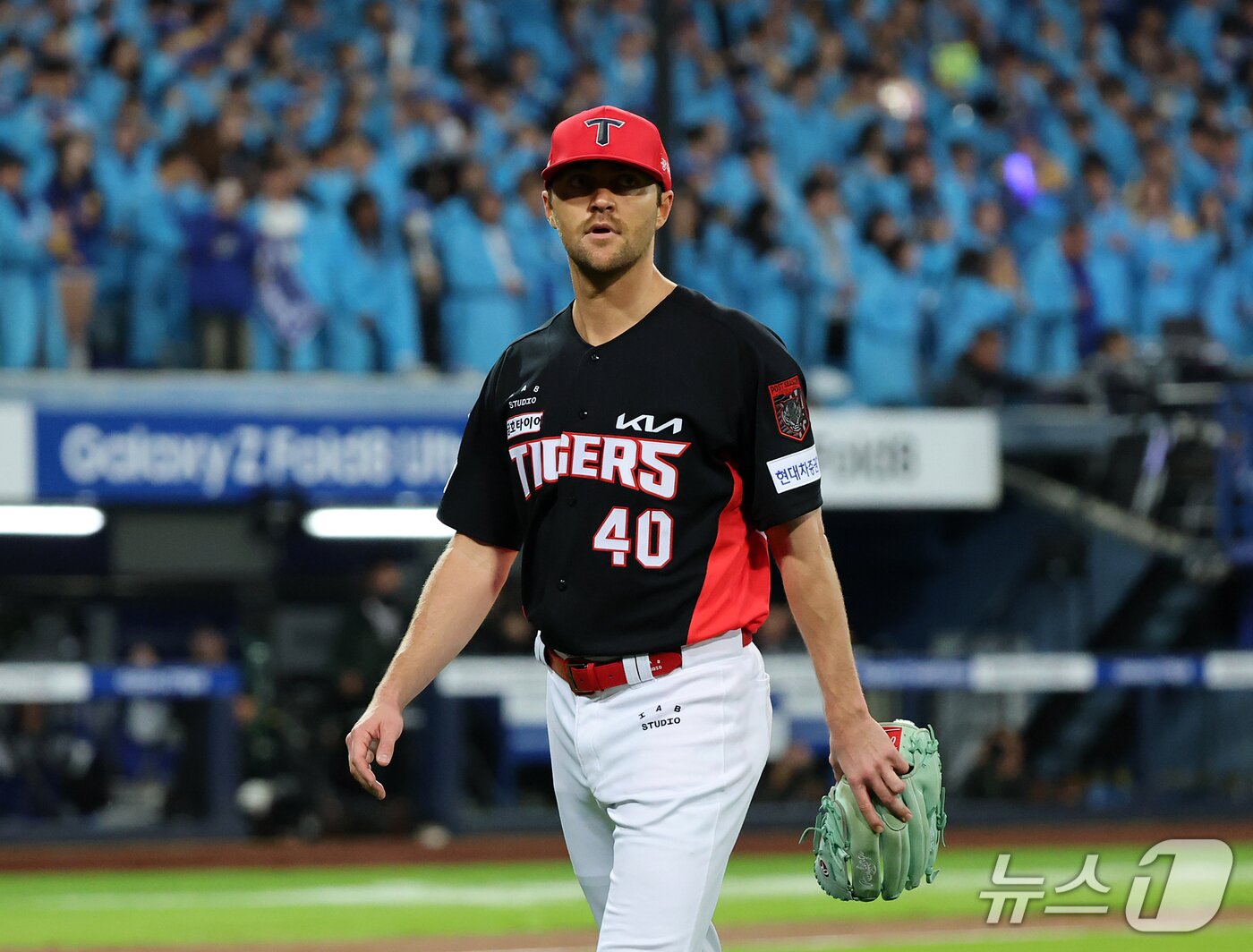 본문 이미지 - 26일 오후 대구 삼성라이온즈파크에서 열린 프로야구 2026 신한 SOL KBO 포스트시즌 플레이오프 1차전 KIA 타이거즈와 삼성 라이온즈의 경기, KIA 선발 네일이 5회말 1사 삼성 박승규에게 헤드샷을 허용한 후 퇴장 당하고 있다. 2026.10.26 ⓒ 뉴스1 김진환 기자