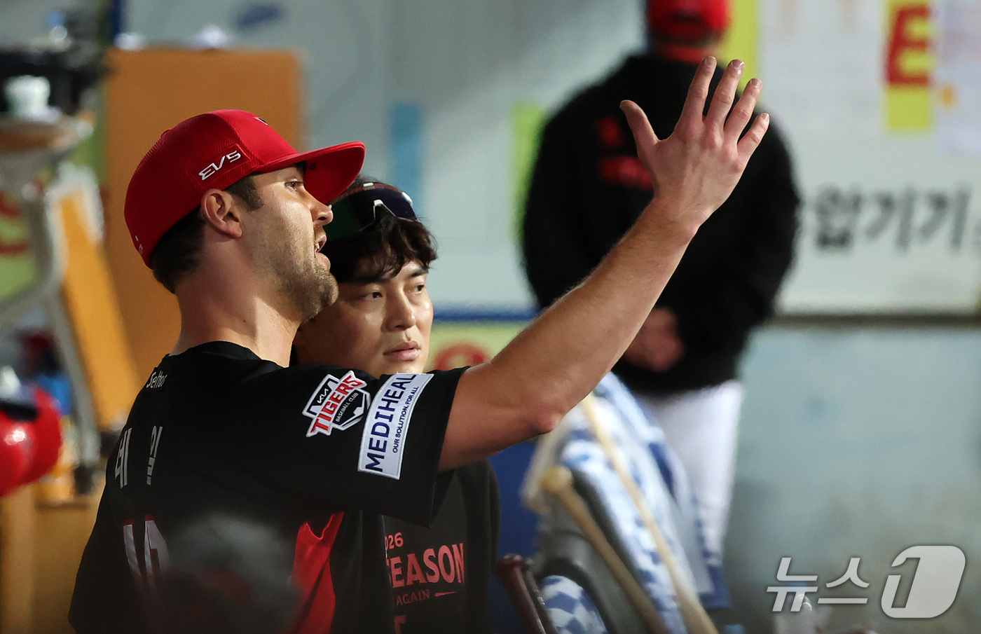 (대구=뉴스1) 김진환 기자 = 26일 오후 대구 삼성라이온즈파크에서 열린 프로야구 2026 신한 SOL KBO 포스트시즌 플레이오프 1차전 KIA 타이거즈와 삼성 라이온즈의 경기 …
