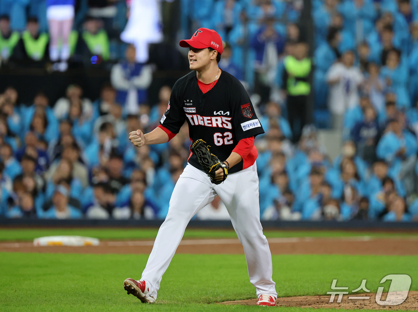 (대구=뉴스1) 김진환 기자 = 26일 오후 대구 삼성라이온즈파크에서 열린 프로야구 2026 신한 SOL KBO 포스트시즌 플레이오프 1차전 KIA 타이거즈와 삼성 라이온즈의 경기 …