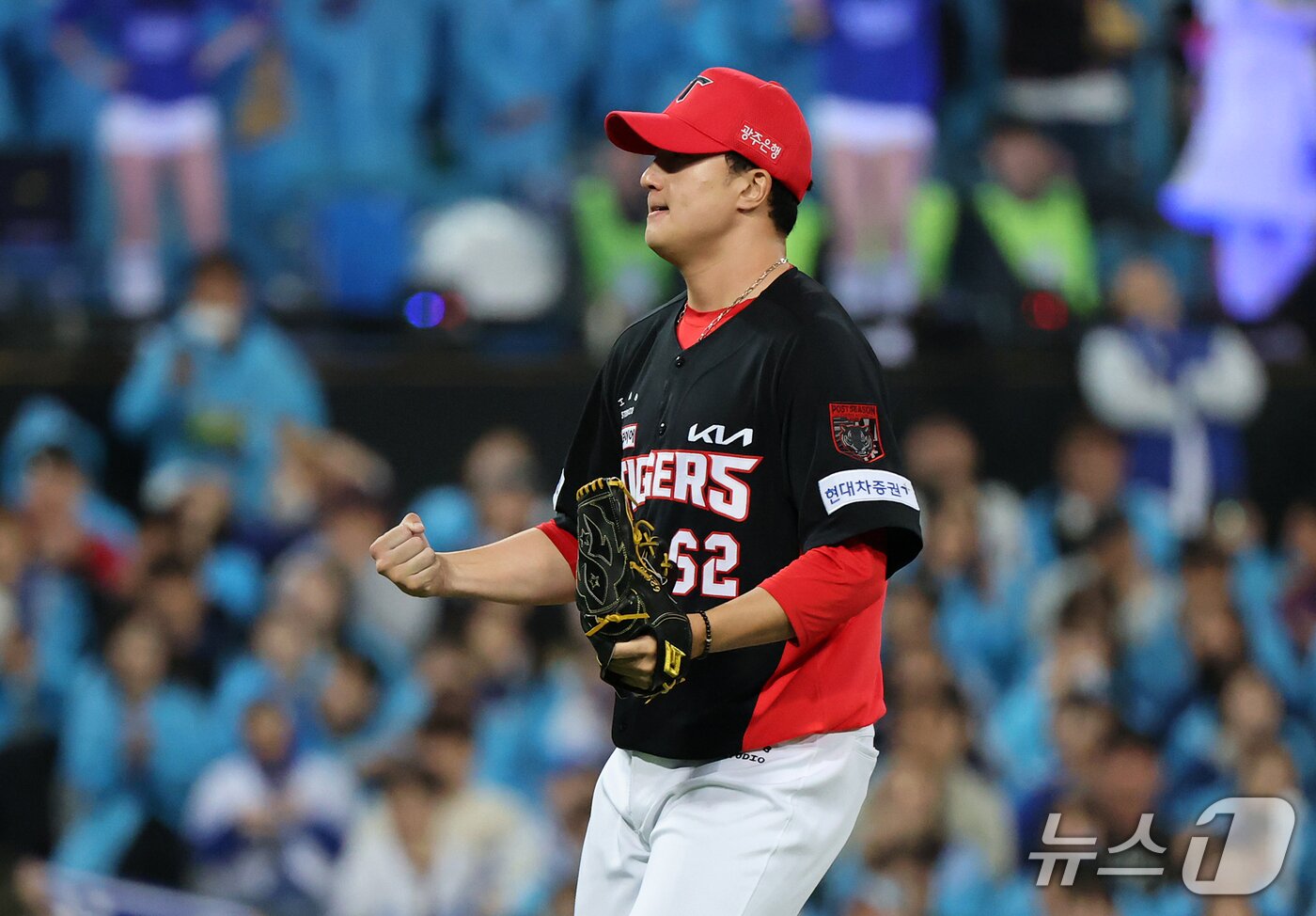 본문 이미지 - 26일 오후 대구 삼성라이온즈파크에서 열린 프로야구 2026 신한 SOL KBO 포스트시즌 플레이오프 1차전 KIA 타이거즈와 삼성 라이온즈의 경기, KIA 정해영이 5회말 2사 1루 상황 삼성 이재현을 삼진으로 잡아낸 후 환호하고 있다. 2026.10.26 ⓒ 뉴스1 김진환 기자