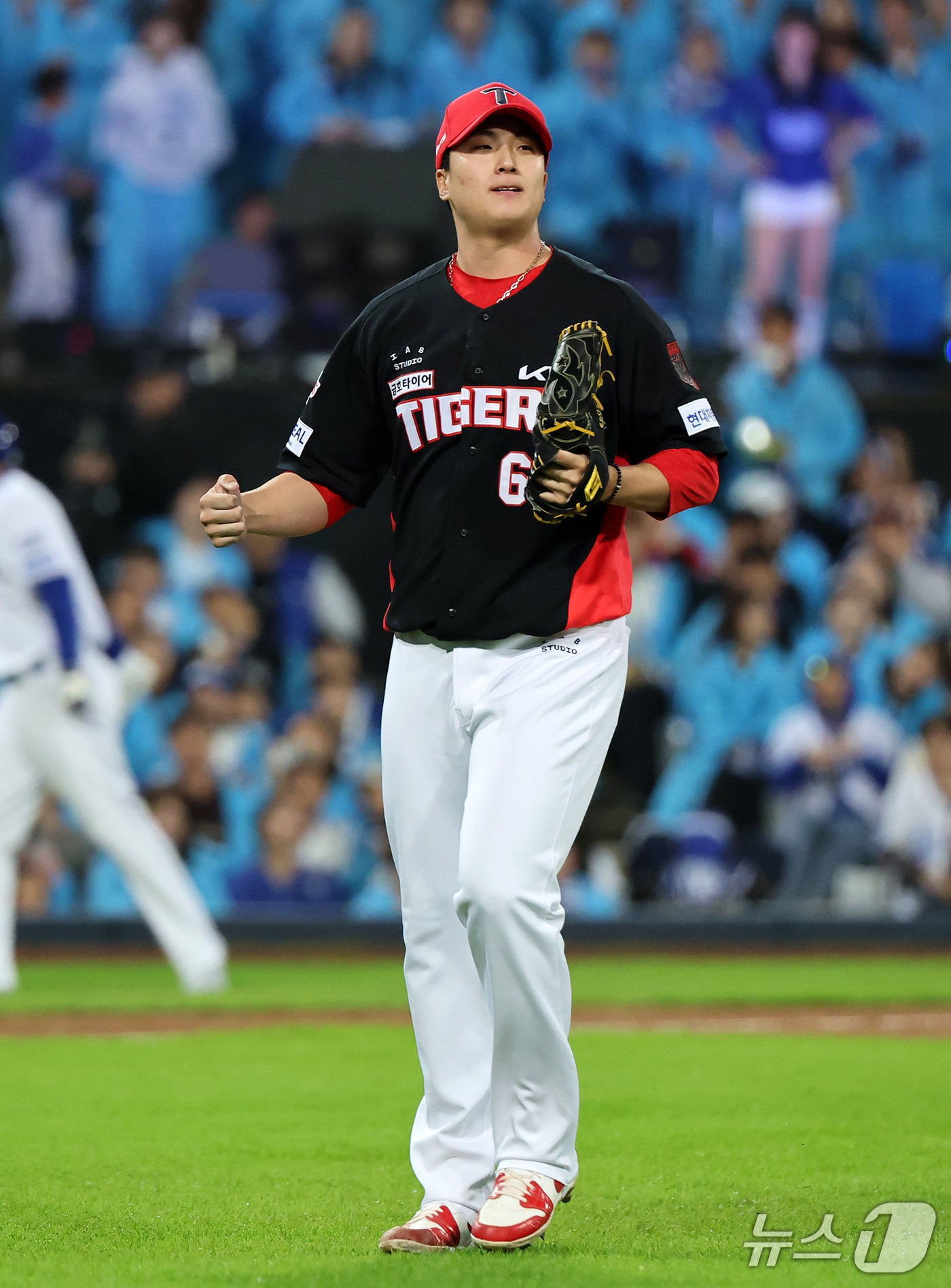 (대구=뉴스1) 김진환 기자 = 26일 오후 대구 삼성라이온즈파크에서 열린 프로야구 2026 신한 SOL KBO 포스트시즌 플레이오프 1차전 KIA 타이거즈와 삼성 라이온즈의 경기 …