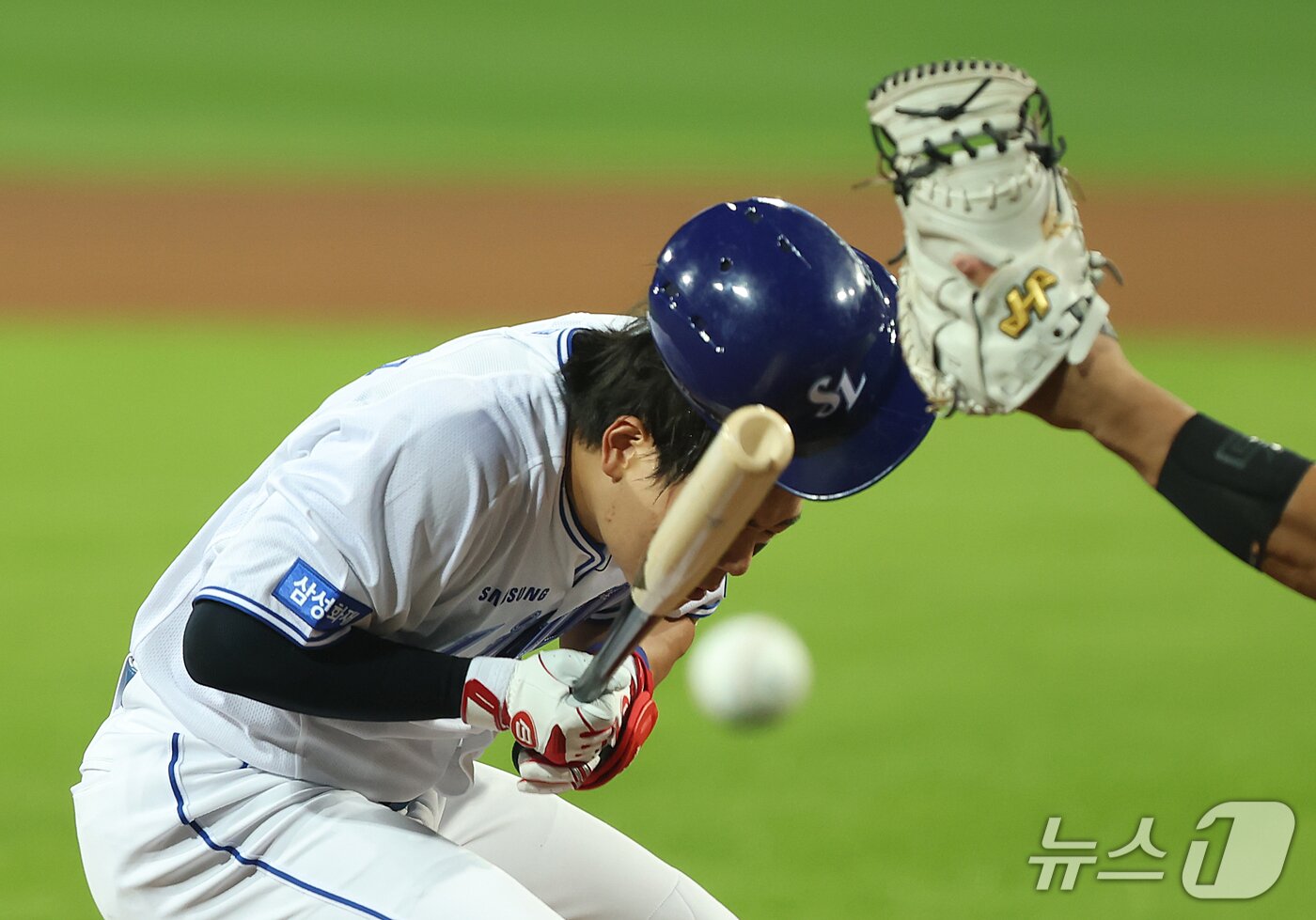 본문 이미지 - 26일 오후 대구 삼성라이온즈파크에서 열린 프로야구 2026 신한 SOL KBO 포스트시즌 플레이오프 1차전 KIA 타이거즈와 삼성 라이온즈의 경기, 5회말 1사 상황 삼성 박승규가 KIA 선발 네일이 던진 공에 머리를 맞고 있다. KIA 선발 네일은 헤드샷 투구로 퇴장. 2026.10.26 ⓒ 뉴스1 공정식 기자